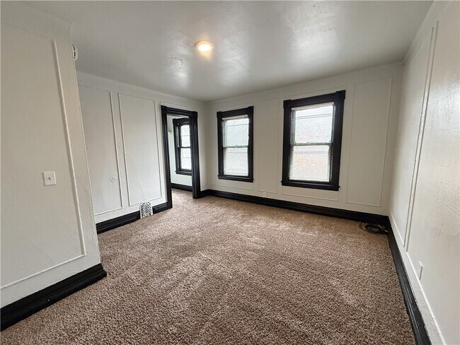 Building Photo - 6-7 Calihan Park