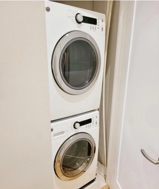 In-unit washer/dryer - 1211 G St SE