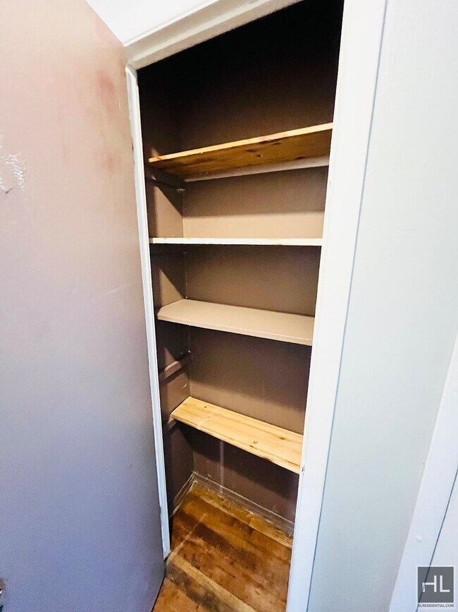 Building Photo - Your Charming & Spacious 3 Bed Apartment! ...