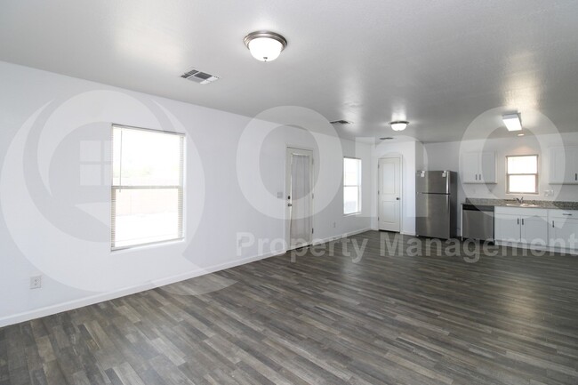 Building Photo - 822 N Navajo Ln