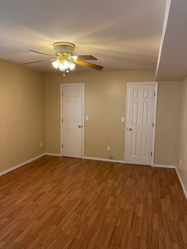 Building Photo - Available November 21st!   6 Month lease