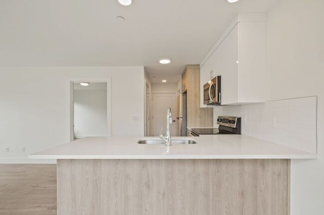 Building Photo - Sunnyside 12 Apartments Available! 1 bed, ...