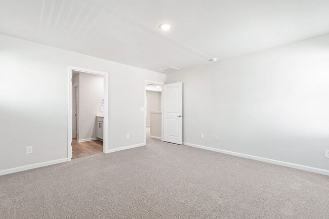 Building Photo - Stunning 3-Bedroom Residence in Oak Manor,...