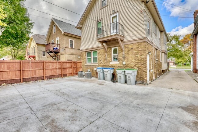 Building Photo - 5113 W Wisconsin Ave