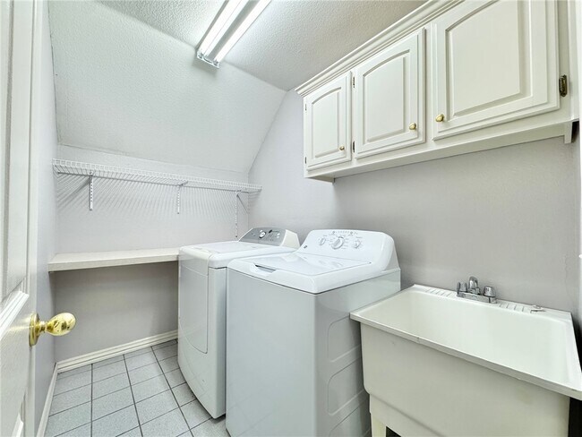 Building Photo - 3834 E Chadwick Dr