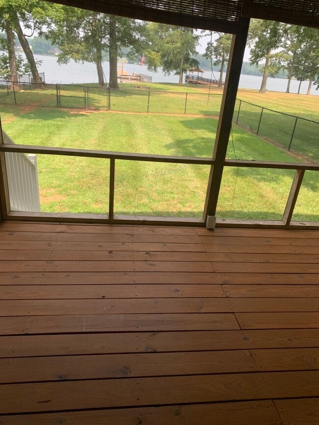 Building Photo - 3 bedroom 2 bath on High Rock Lake