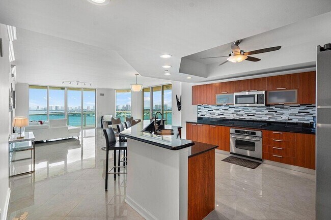 Building Photo - 2650 Lake Shore Dr