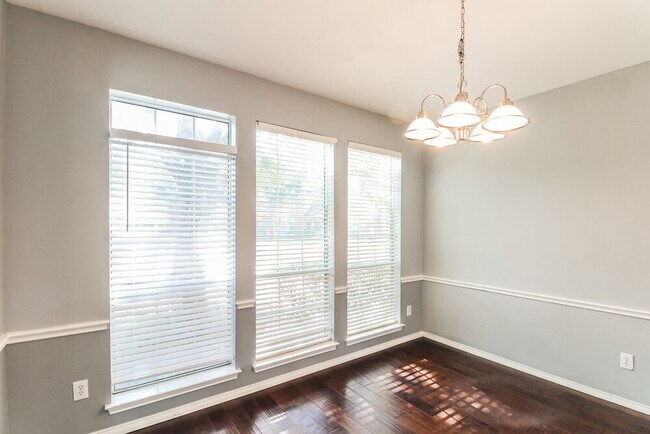 Building Photo - 2804 Creek Bend Dr