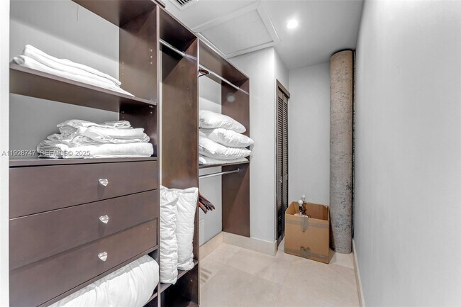 Building Photo - 655 N Mashta Dr