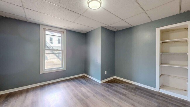 Building Photo - Newly Renovated 2 Bedroom Apartment - Heat...