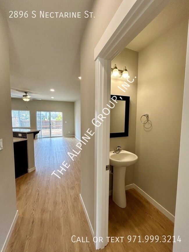 Building Photo - Cornelius Townhome - HALF OFF First Month!