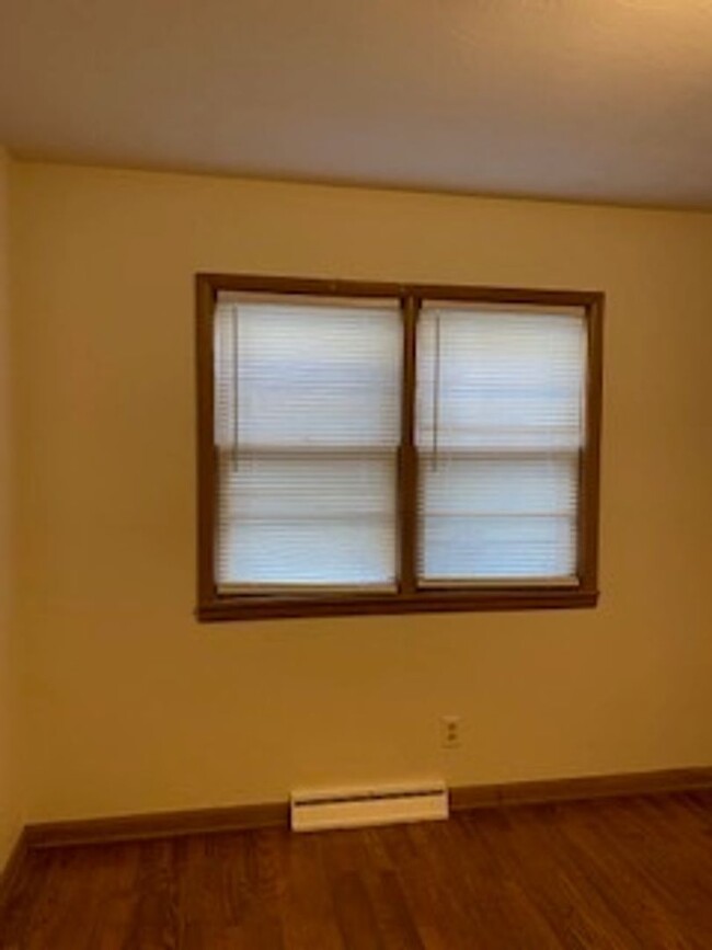 Building Photo - 3 Bed, 1 1/2 Bath, 1 Car Garage, Fenced Yard!
