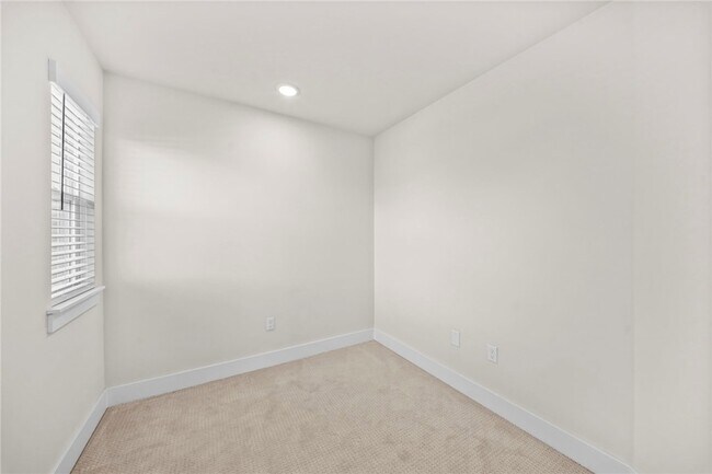 Building Photo - 951 Moksha St