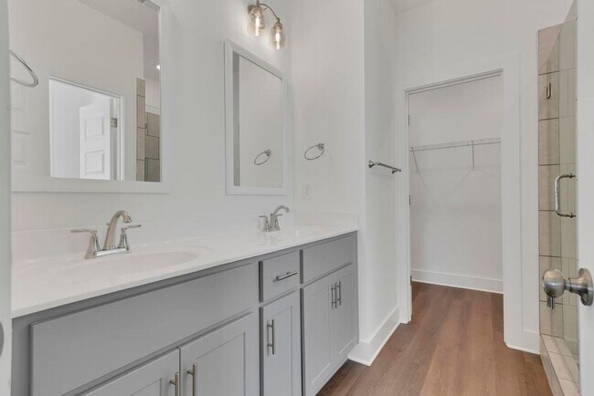 Building Photo - Spacious 3 Bedroom House with Primary Suite on Main Level