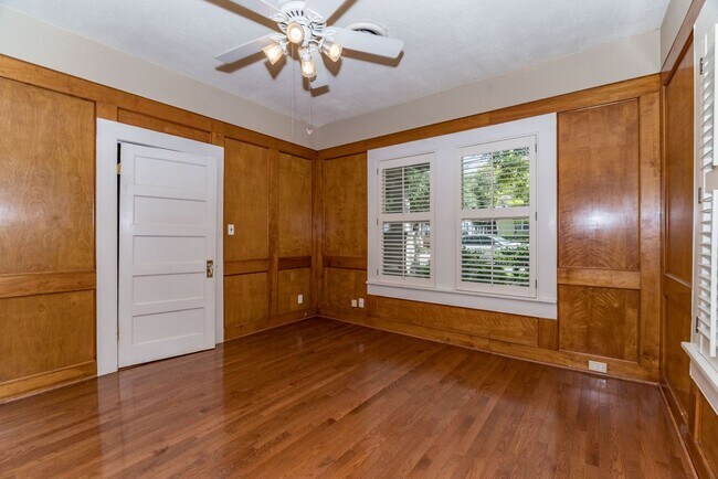 Building Photo - Alamo Heights Cottage