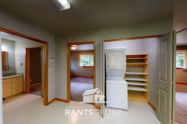 Building Photo - Beautiful Unit on West Bay Drive!