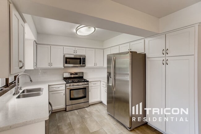Building Photo - 2479 Lakeside Dr