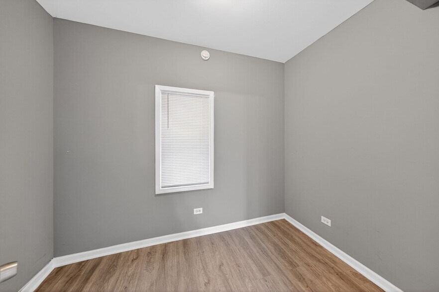 Building Photo - 8428 S Escanaba Ave