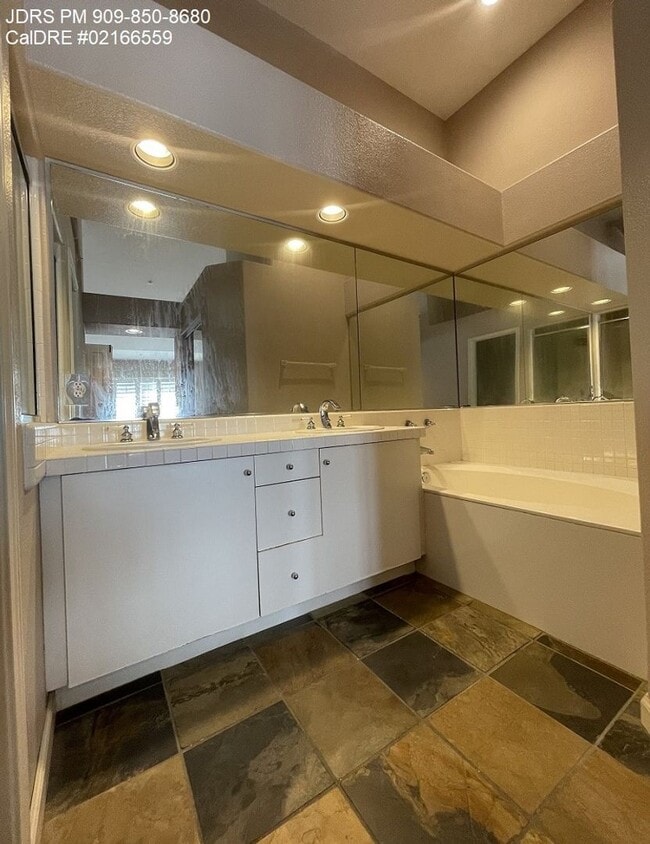 Building Photo - Gated 2 Bedroom Townhome in Irvine