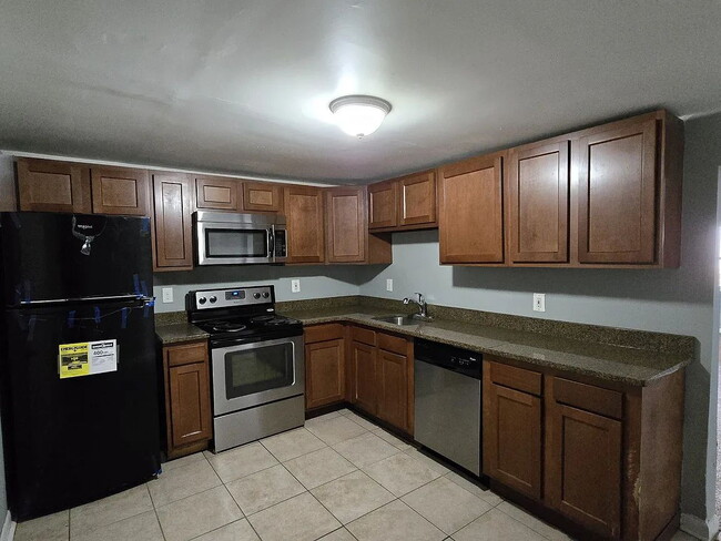 Building Photo - 3 bedroom 1.5 bathrooms Rancher.