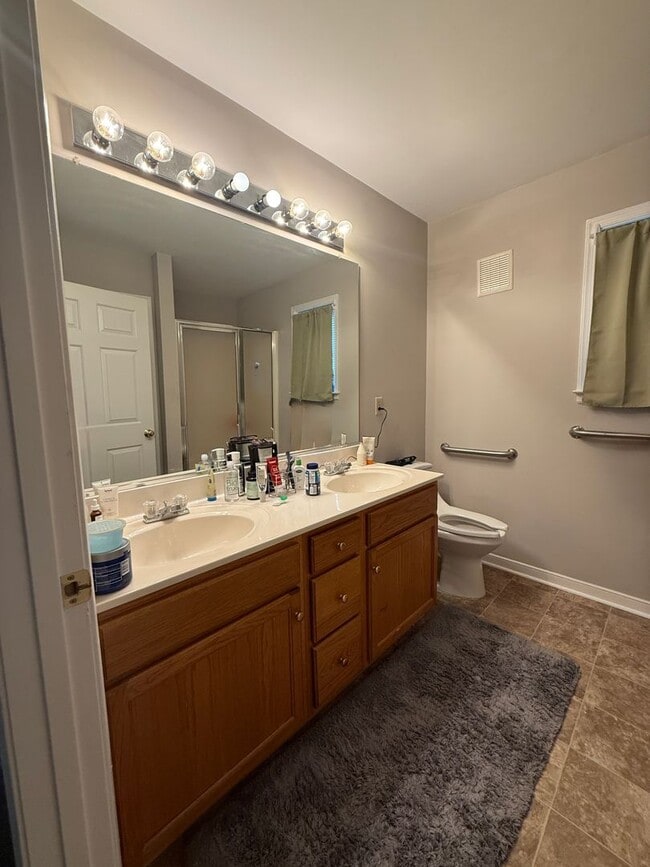 Building Photo - $2545- SPACIOUS 4 BEDROOM 2.5 BATH HOME IN GLEN ALLEN