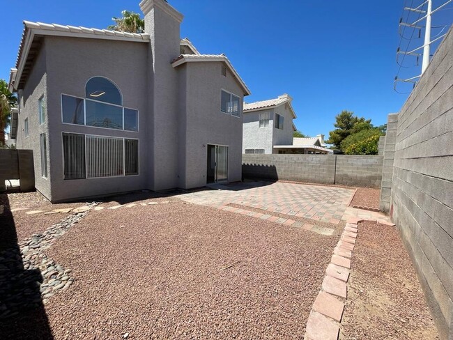 Building Photo - Beautiful 3 bed 2.5 bathroom home