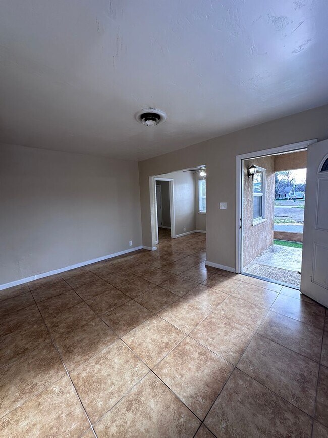 Building Photo - 2114 Brundage Ln