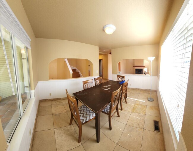 Building Photo - 5 Bedroom 3 Bath close to Poly, hiking and shopping!!