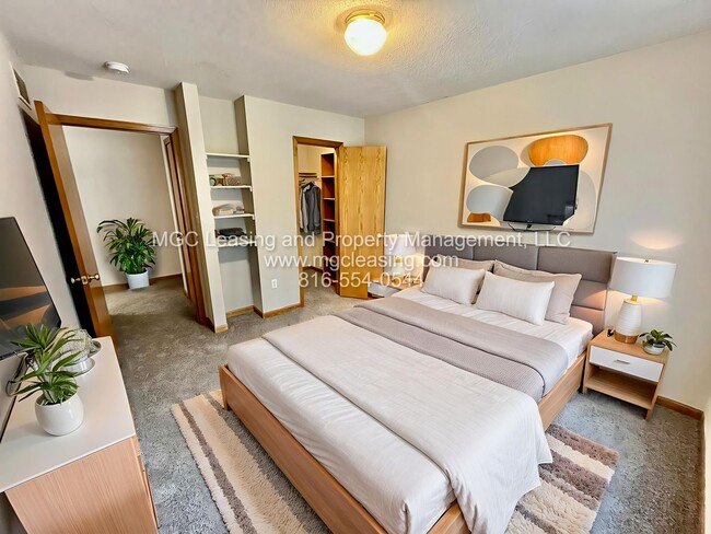 Building Photo - A Bright, Comfortable Split-Level Home in a Convenient Raymore Location - Available April 24