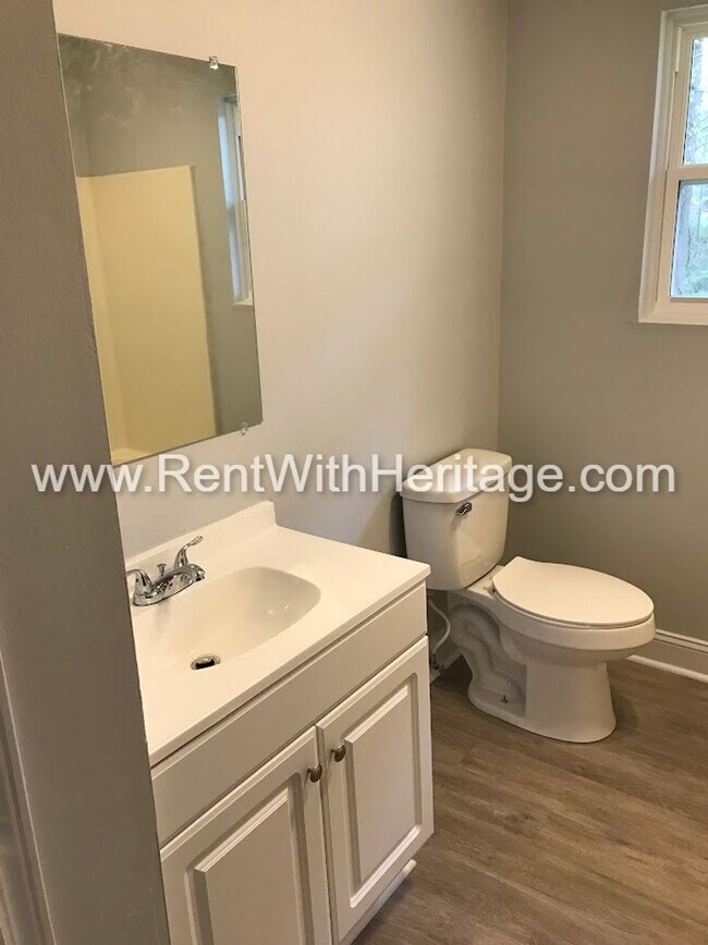 Building Photo - FANTASTIC 2 BEDROOM 1.5 BATH DUPLEX WITH ALL THE UPGRADES / GREAT LOCATION