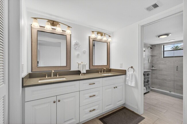 Building Photo - 16997 Waterbend Dr
