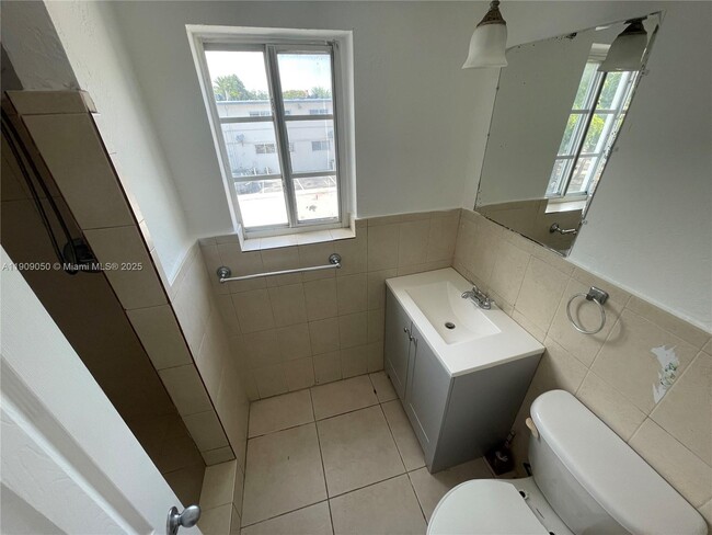 Building Photo - 13700 NE 6th Ave