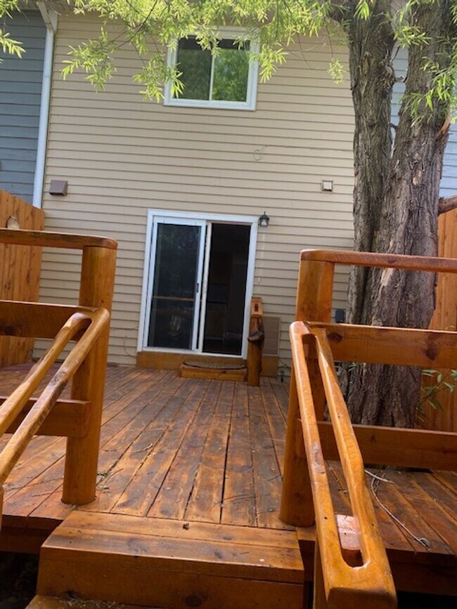 Building Photo - 2 bedroom, 1.5 bath Townhome  $1600/month