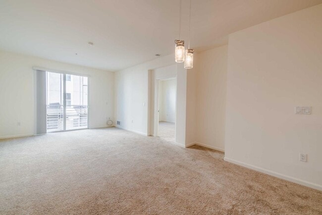Building Photo - 301 Crescent Ct