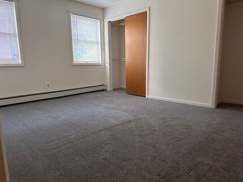 Building Photo - 12 Maple Pl