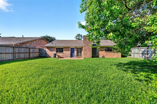 Building Photo - 3031 Shawnee Dr