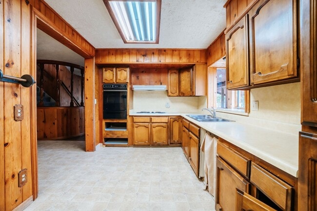 Building Photo - 122 Brennan St