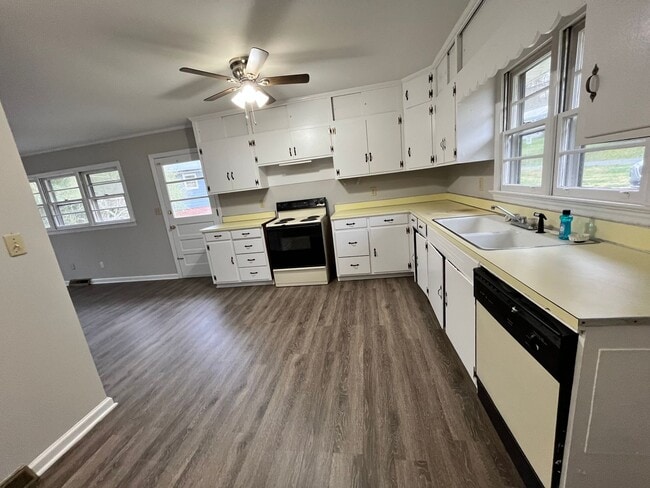 Building Photo - 3 Bedrooms, 1.5 Bathroom - Home in Sherwood Forest!