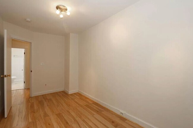 Building Photo - Wonderful Two Bed + Den West End Abode! Parking Available!