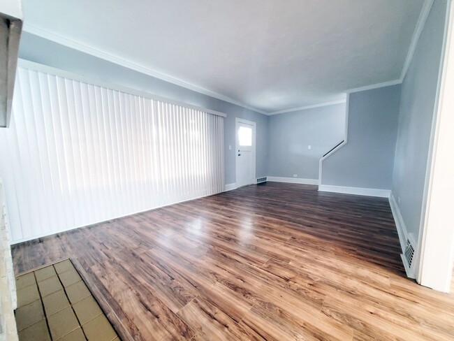 Building Photo - 3 Bed - 1 Bath Colonial for Rent | Newly R...