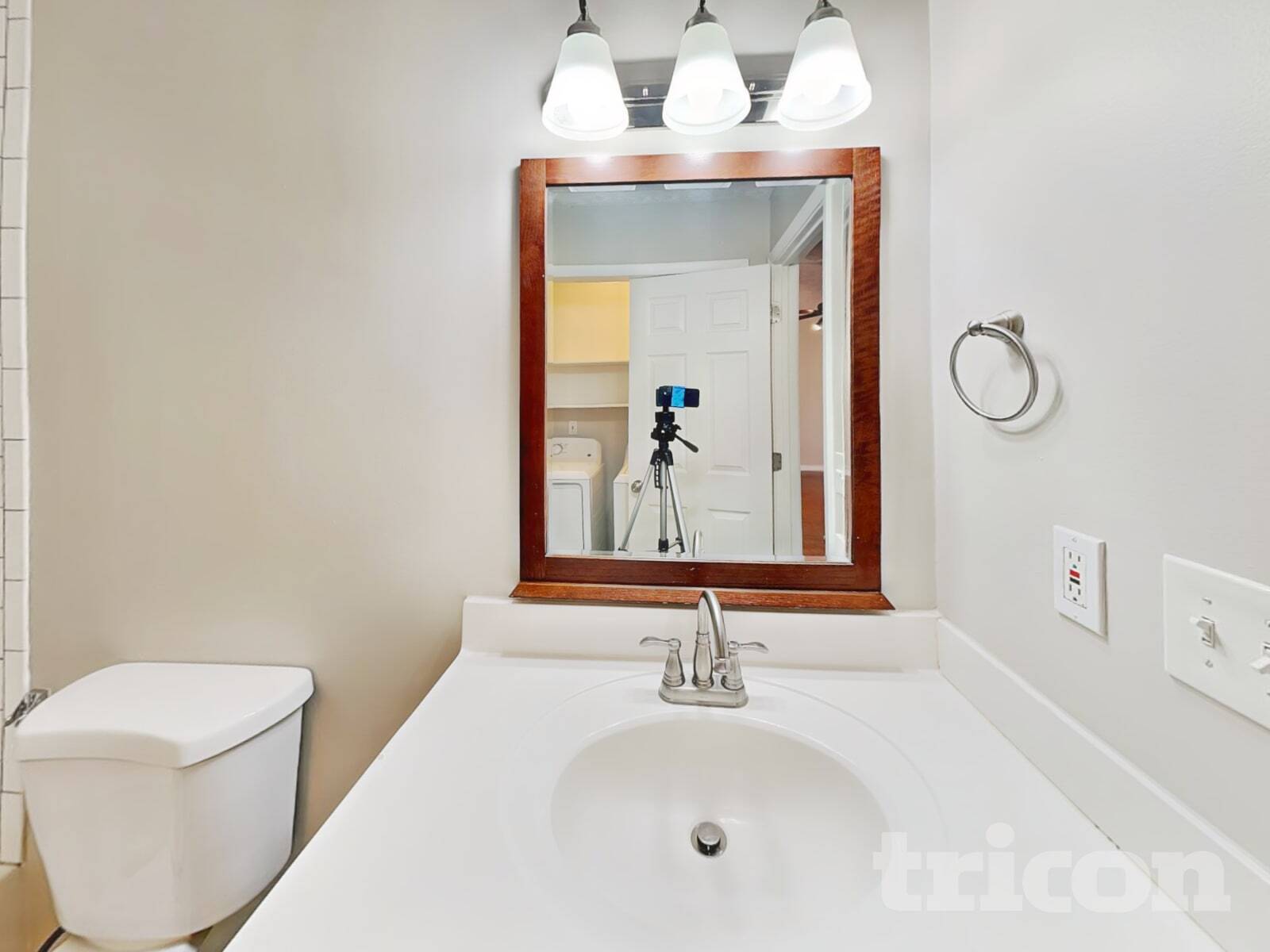 Building Photo - 414 River Point Dr