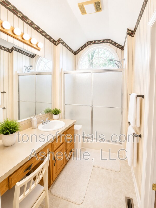 Building Photo - 107 Jenny Lind Dr