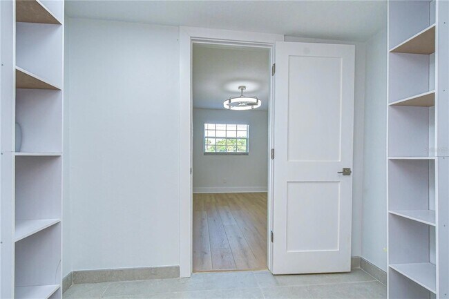 Building Photo - 200 Country Club Dr