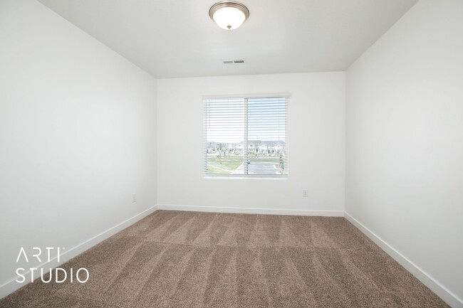 Building Photo - Beautiful Townhome in Lehi