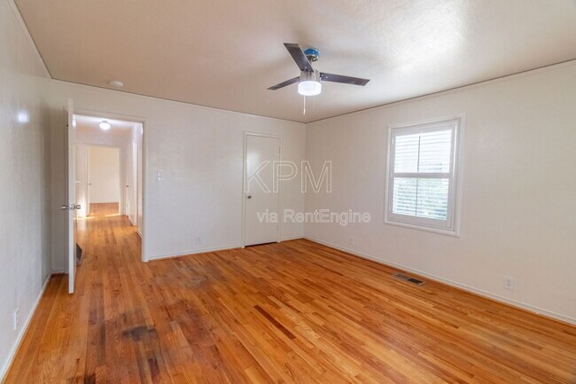 Building Photo - 966 W Mariposa Ave