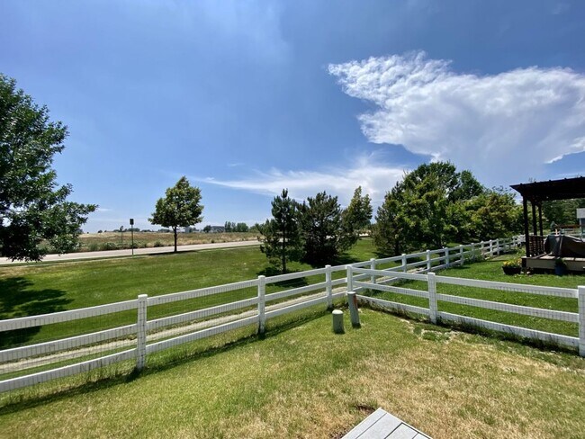 Building Photo - Spacious 4 bed 3.5 Bath in Maple Hill!