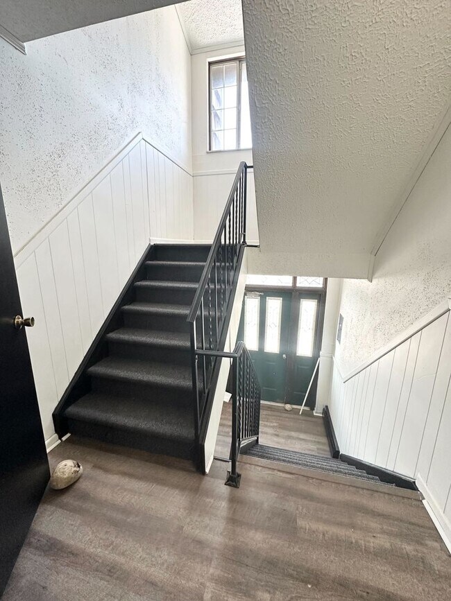 Building Photo - 2 Bedroom and 1.5 Bathroom Apartment in Be...