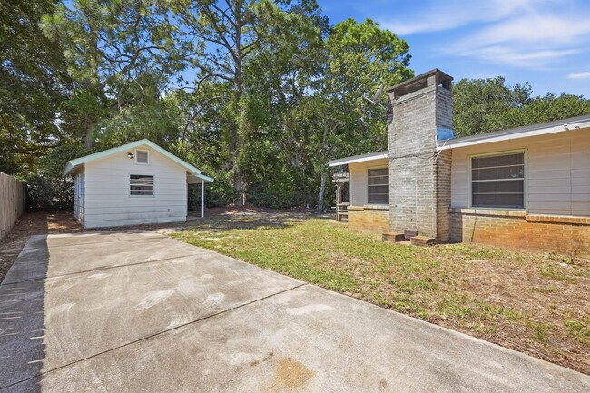 Building Photo - 338 Coral Dr SW