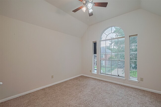 Building Photo - 1327 W Forest Dr