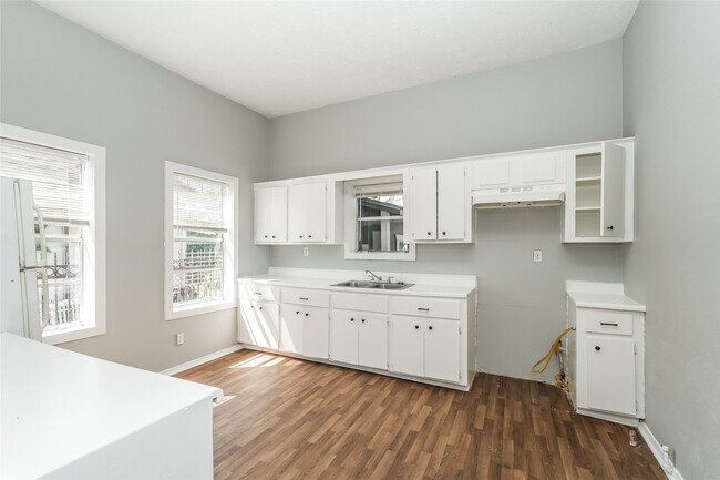 Building Photo - 4610 Schroeder St